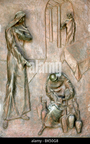Scultura sulla porta raffigurante il miracolo delle nozze di Cana, Annunciazione Basilica, Nazaret, della Galilea, Israele, Medio Oriente Foto Stock