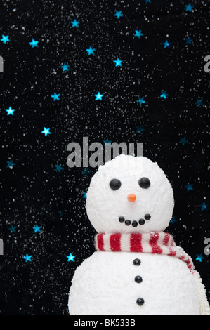 Pupazzo di neve contro il cielo stellato concept Foto Stock