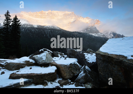 Il Moraine Lake Rockpile e Mount Temple, il Parco Nazionale di Banff, Alberta, Canada Foto Stock