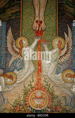Dettaglio del mosaico da Antoine Molkenboer mostra il sangue di Cristo, Annecy, Haute Savoie, Francia, Europa Foto Stock