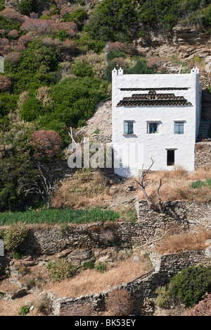 Ristrutturazione di una vecchia colombaia sul pendio di una collina, Sifnos Island, Grecia Foto Stock