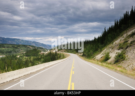 Alaska autostrada vicino Whitehorse, Yukon Territory, Canada Foto Stock