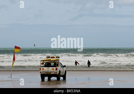 Un RNLI pattuglia di emergenza veicolo su Fistral Beach in Newquay in Cornovaglia. Foto di Gordon Scammell Foto Stock