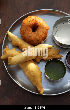 Medhu Vada, peperoncino Pakora, chutney di cocco, Sambhar e salsa alla menta Foto Stock