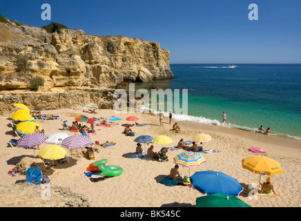 Il Portogallo, Algarve, Praia Da Coelha, nei pressi di Albufeira in estate Foto Stock