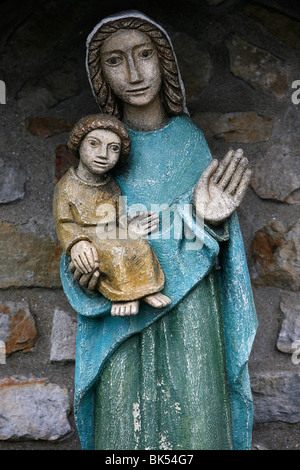 La statua della Vergine con il bambino al di fuori di Saint-Pierre de Solesmes Abbey, Solesmes, Sarthe, Pays de la Loire, in Francia, in Europa Foto Stock