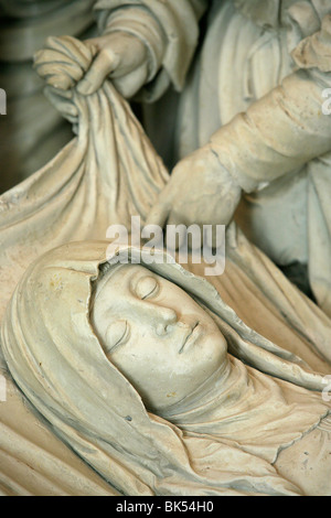Dettaglio della scultura di Maria, di tumulazione Saint-Pierre de Solesmes chiesa abbaziale, Solesmes, Sarthe, Pays de la Loire, Francia Foto Stock