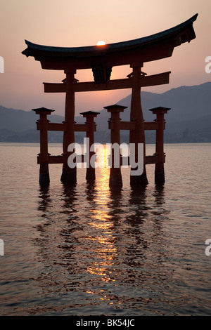 Torii Gate, santuario di Itsukushima, Itsukushima, Hatsukaichi, Prefettura di Hiroshima, Giappone Foto Stock