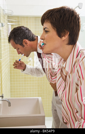 Paio di spazzolare i denti Foto Stock