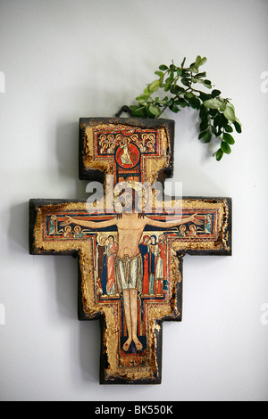Croce in una stanza, Saint-Pierre de Solesmes Abbey, Solesmes, Sarthe, Pays de la Loire, in Francia, in Europa Foto Stock