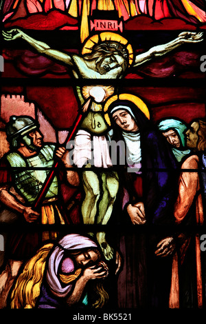 Il vetro macchiato di Cristo sulla croce, a Saint-Pierre de Solesmes Abbey, Solesmes, Sarthe, Pays de la Loire, in Francia, in Europa Foto Stock