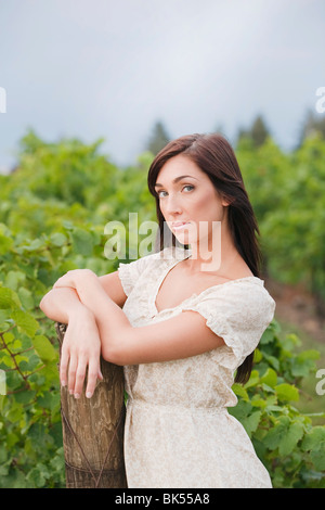 Ritratto di donna in vigna Foto Stock