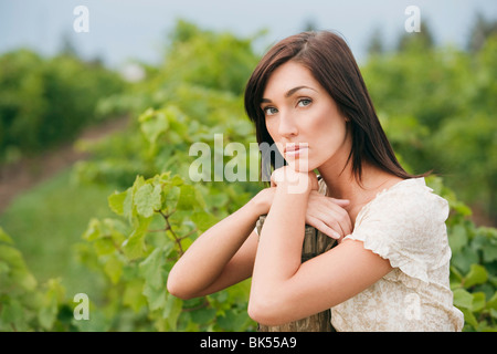 Ritratto di donna in vigna Foto Stock