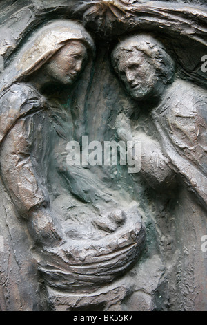 La scultura della Natività sulla Cattedrale di Notre Dame porta, Saint-Pierre de la chiesa di Montmartre, Parigi, Francia, Europa Foto Stock