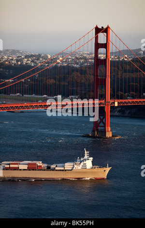 Vista di San Francisco e il Golden Gate Bridge da Promontori Marin, Marin County, California, Stati Uniti d'America Foto Stock