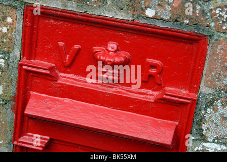 Rosso brillante post vittoriano scatola inserita in un pilastro di mattoni Foto Stock