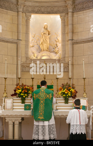 Massa tradizionalista di Notre Dame du Carmel cappella, Fontainebleau, Seine-et-Marne, Francia, Europa Foto Stock