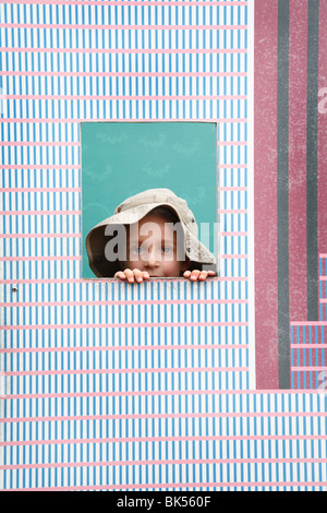 Little Boy giocando in grattacielo di cartone Foto Stock