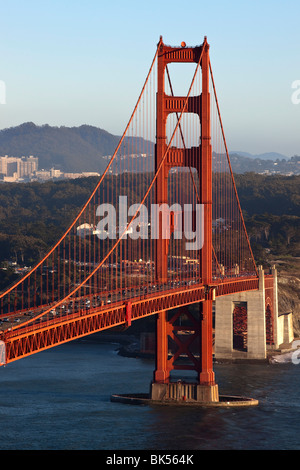 Golden Gate Bridge, torre sud e vista del Presidio, San Francisco, California, Stati Uniti d'America Foto Stock