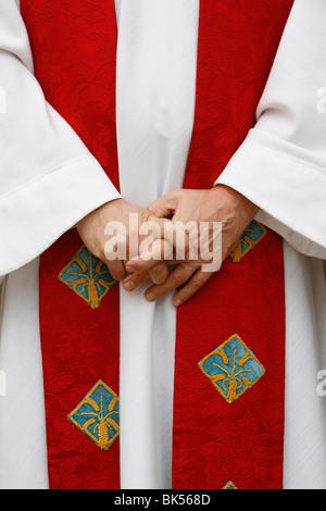 Sacerdote cattolico vestito per la massa, Pontigny, Yonne, Francia, Europa Foto Stock