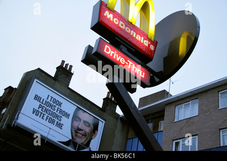 2012 Partito Conservatore poster con Gordon Brown nei pressi di un McDonald's a Londra Foto Stock