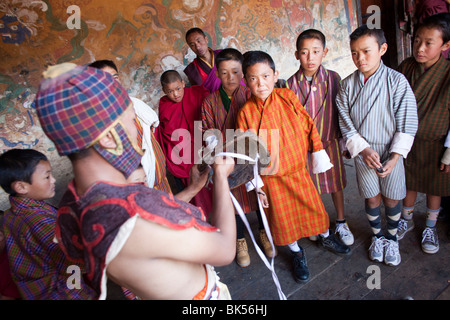 I monaci buddisti festeggiare in occasione di una festa tradizionale o Tsechu in Bhutan Foto Stock