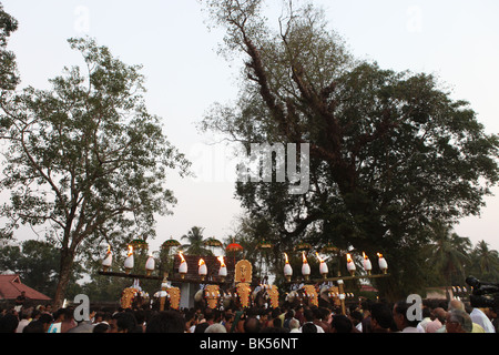 Pooram peruvanam,un festival annuale tenutasi a tempio peruvanam,vicino a thrissur,famoso per chenda melam,specialmente panchari melam Foto Stock