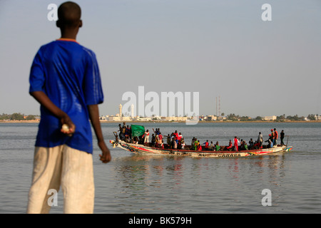 Ragazzo che guarda ad una barca, Saint Louis, Senegal, Africa occidentale, Africa Foto Stock