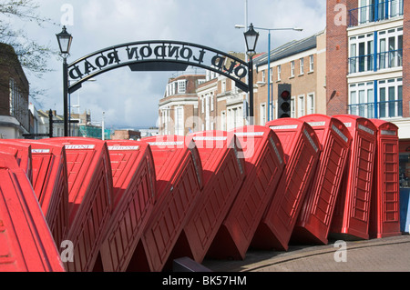 Telefono rosso box scultura intitolata fuori ordine da David Mach, Kingston upon Thames, Surrey, England, Regno Unito, Europa Foto Stock