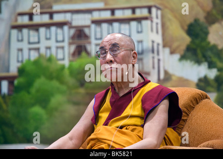 Sua Santità il XIV Dalai Lama dando insegnamenti al Villaggio dei Bambini Tibetani di Dharamsala, in India Foto Stock