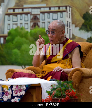 Sua Santità il XIV Dalai Lama dando insegnamenti al Villaggio dei Bambini Tibetani di Dharamsala, in India Foto Stock