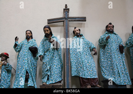 Santi vestiti in abiti fatti a mano nella chiesa, Santiago Atitlan, lago Atitlan, Guatemala, America Centrale Foto Stock