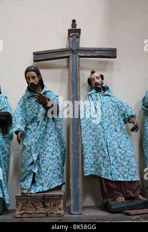 Santi vestiti in abiti fatti a mano nella chiesa, Santiago Atitlan, lago Atitlan, Guatemala, America Centrale Foto Stock