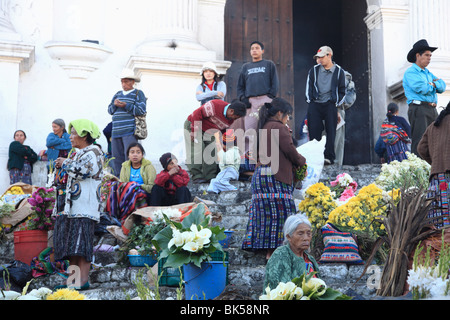 Venditori di fiori sui passi di Iglesia de Santo Tomas (Santo Tomas chiesa), Chichicastenango, Guatemala, America Centrale Foto Stock