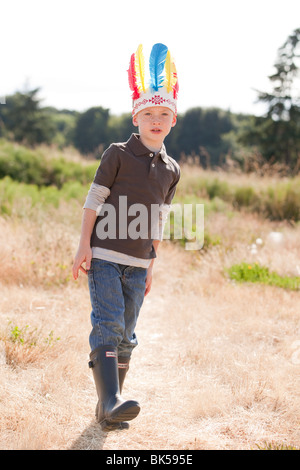 Giovane ragazzo indossa piume indiano Foto Stock