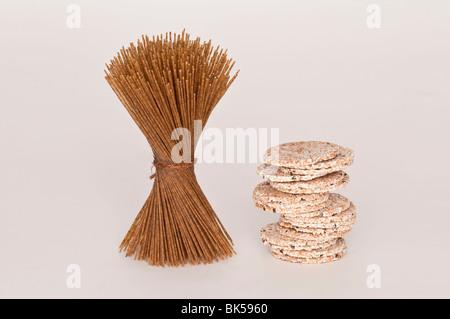 Organici biscotti di farina di grano saraceno e bundle secco spaghetti Foto Stock