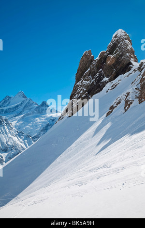 Picchi di montagna sopra Grindelwald, regione di Jungfrau, Oberland bernese, alpi svizzere, Svizzera, Europa Foto Stock