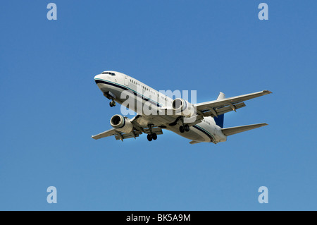 Passeggero commerciale aereo jet di decollare in cielo blu chiaro Foto Stock