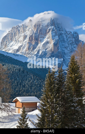 Neve invernale coperto baita di montagna nella parte anteriore del Sassolungo, 3181m, Val Gardena, Dolomiti, Alto Adige, Italia Foto Stock