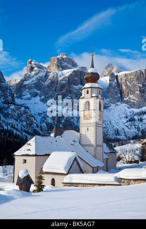 La chiesa e il paese di Colfosco in Badia e il massiccio del Sella gamma di montagne, Alto Adige, Trentino Alto Adige, Italia Foto Stock
