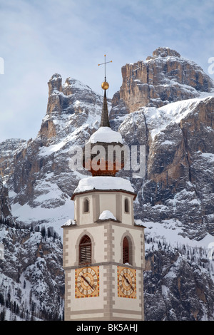 La chiesa e il paese di Colfosco in Badia e il massiccio del Sella gamma di montagne, Alto Adige, Trentino Alto Adige, Italia Foto Stock