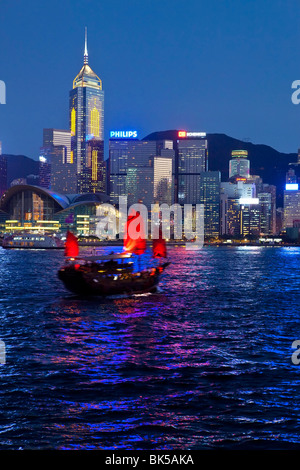 Vista da Kowloon di una delle ultime cinese giunche a vela sul Victoria Harbour, Hong Kong, Cina, Asia Foto Stock