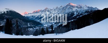 Valle di Chamonix Mont Blanc e il massiccio del Monte Bianco gamma di montagne, Haute Savoie, sulle Alpi francesi, Francia, Europa Foto Stock