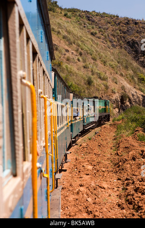 India, nello Stato del Tamil Nadu, Udhagamandalam (Ooty), Nilgiri ferrovia di montagna di treno a cremagliera decrescente per Coonor Foto Stock