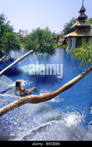 Piscina presso il Mandarin Oriental Dhara Dhevi Hotel in Chiang Mai, Thailandia, Sud-est asiatico, in Asia Foto Stock