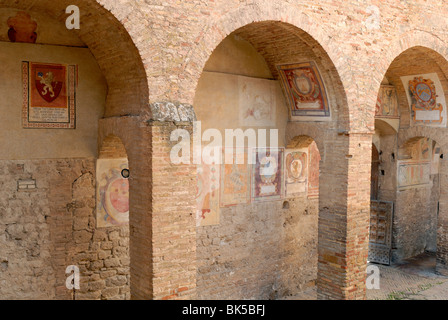 L usurata affreschi degli stemmi dai sindaci delle città e dei magistrati nel cortile del Palazzo del Popolo. Palazzo del .. Foto Stock