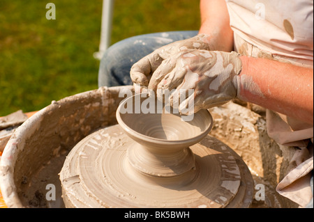 Potter pot di formatura da argilla sulla ruota di vasai Foto Stock