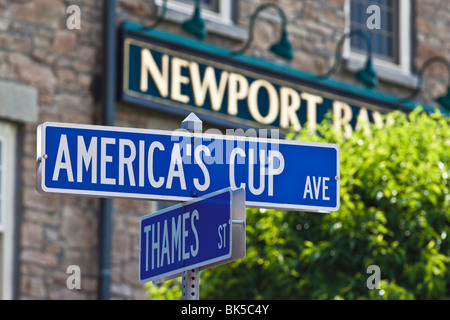 Newport e la vela e il patrimonio storico in corrispondenza della giunzione della Coppa America Avenue e Thames Street a Newport, Rhode Island, STATI UNITI D'AMERICA Foto Stock