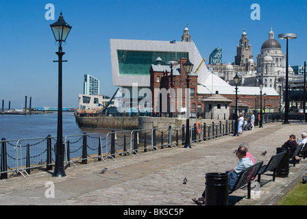 Vista dall'Albert Dock, verso il nuovo Museo di Liverpool e le Tre Grazie, Liverpool, Merseyside England, Regno Unito Foto Stock