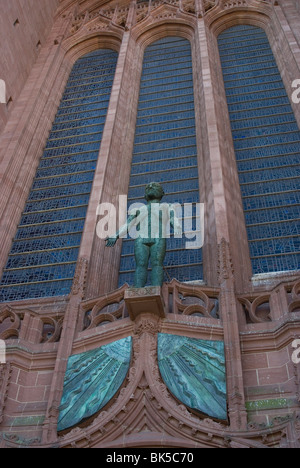 Statua di fronte all'entrata a Liverpool Cattedrale anglicana, Liverpool, Merseyside England, Regno Unito, Europa Foto Stock